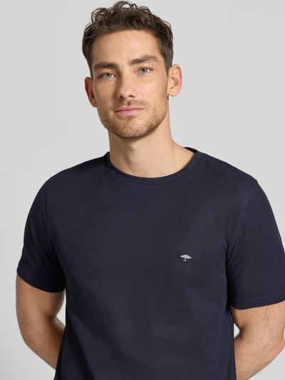 Mannelijk model draagt Regular Fit T-shirt met logo-stitching van Fynch-Hatton, puur katoen, ronde hals, ruglengte maat M 68 cm, Nahaufnahme Oberkörper