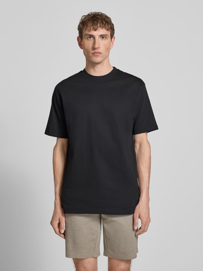 Männermodel trägt unifarbenes Relaxed Fit T-Shirt aus reiner Baumwolle Modell 'FRED LIFE' von Only & Sons, Ganzkörperansicht von vorne.
