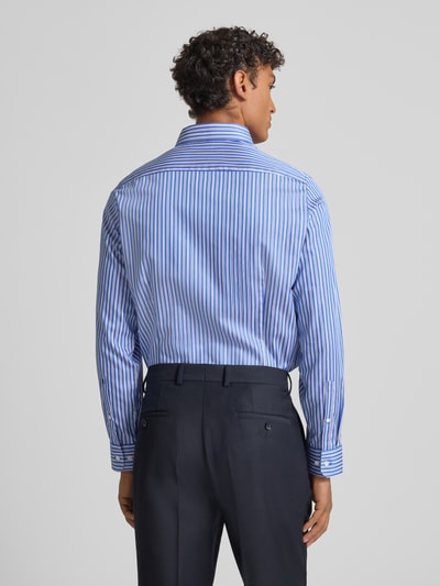Männermodel trägt Slim Fit Business Hemd aus Baumwolle mit Kentkragen von SEIDENSTICKER, blaue Streifen, Rückenlänge 77 cm, Ganzkörperansicht Rückansicht.