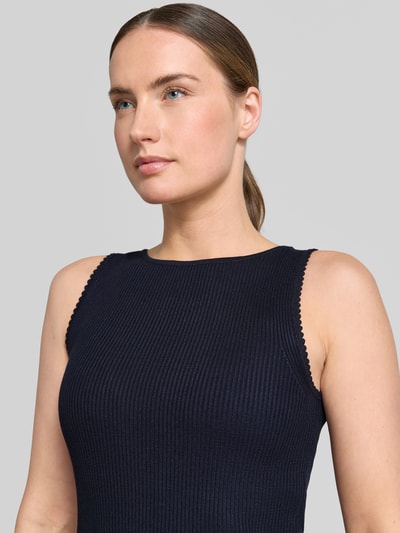 Frauenmodel trägt Stricktop aus Viskose-Mix in Ripp-Optik von Zero, dunkelblau, Slim-Fit, Rundhalsausschnitt, Nahaufnahme Oberkörper. Rückenlänge bei Größe 36: 51 cm.