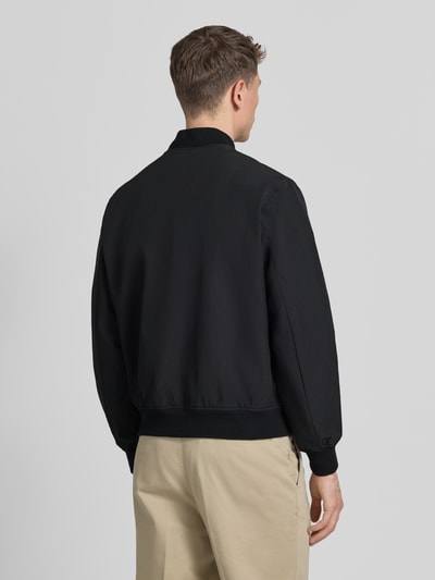 Männermodel trägt schwarze Bomberjacke mit Stehkragen Modell 'BLAASPEN' von Jack & Jones Premium, lockerer fit, Rückenansicht
