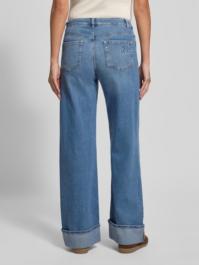 Frauenmodel trägt Wide Fit Jeans mit fixierten Beinabschlüssen Modell 'Dara' von MOS MOSH aus elastischem Baumwoll-Mix, 5-Pocket-Design, jeansblau, Ganzkörperansicht Rückansicht.
