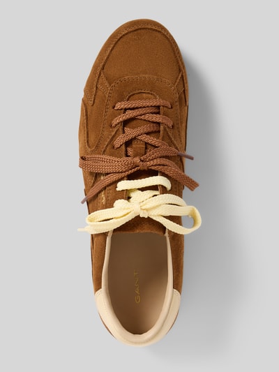Productfoto, Sneaker uit leer met label-detail model 'Sperly' van Gant, bruin suede, afgeronde vorm, gestructureerde zool, dames sneaker, vetersluiting, 1 cm hakhoogte, 8 cm schachthoogte en schachtwijdte, context: echt leer, structurele look