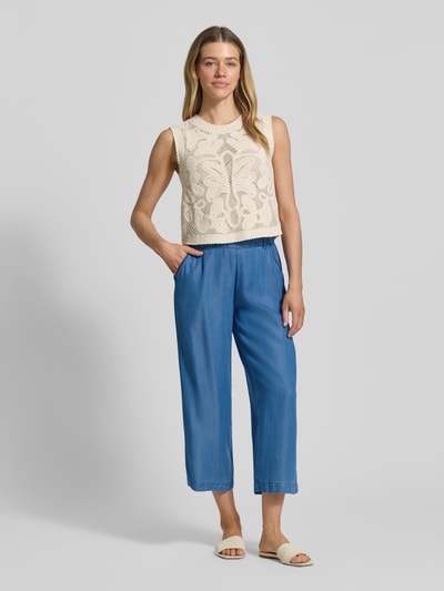 Frauenmodel trägt Hose aus Lyocell mit Eingrifftaschen Modell 'KOSMO' von B.Young, weites Bein, blaue Farbe, glatte Textur, Ganzkörperansicht von vorne.