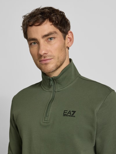 EA7 Emporio Armani Sweatshirt mit Stehkragen und Reißverschluss Schlamm 3