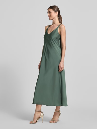 Frauenmodel trägt Regular Fit Midikleid mit V-Ausschnitt von V by Vera Mont aus grünem Satin, ärmellos, mit Rückenausschnitt, Ganzkörperansicht von vorne.