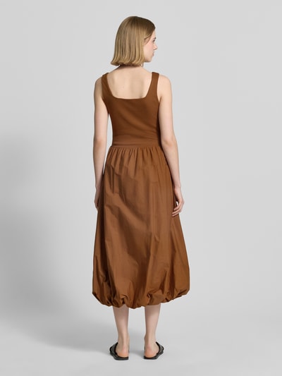 Frauenmodel trägt knielanges Bubble Kleid mit Karree-Ausschnitt von Rich & Royal in Braun, A-Linie, Baumwoll-Mix, Ganzkörperansicht Rückansicht.