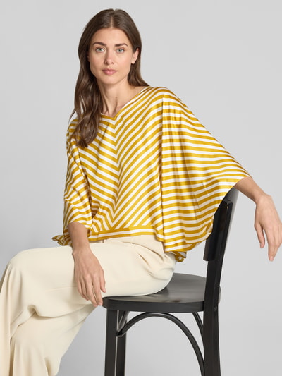 Frauenmodel trägt Bluse aus Seide mit V-Ausschnitt von Windsor, Reine Seide, Loose-Fit, Fledermausärmel, Rückenlänge 55 cm, Nahaufnahme Oberkörper.