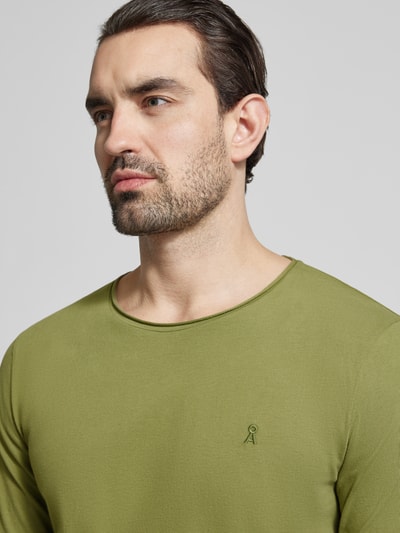 Männermodel trägt Regular Fit Langarmshirt aus reiner Bio-Baumwolle Modell 'JAAMES' von Armedangels, Optik: Unifarben, Nahaufnahme Oberkörper.