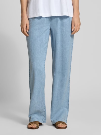 Frauenmodel trägt Wide Fit Jeans mit Leinen-Lyocell-Anteil Modell 'Pia' von TONI in Hellblau, mit Eingriffs- und Gesäßtaschen, Ganzkörperansicht von vorne. Damen Jeans aus Baumwoll-Mix mit Leinen-Lyocell-Anteil, elastischer Bund, Bundweite 35 cm, Innenbeinlänge 78 cm, Größe 36.