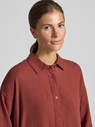 Frauenmodel trägt Leinenbluse mit Hemdblusenkragen Modell 'SALINAS' von Mustang, Viskose-Mix, rote Farbe, Loose-Fit, Nahaufnahme Oberkörper.