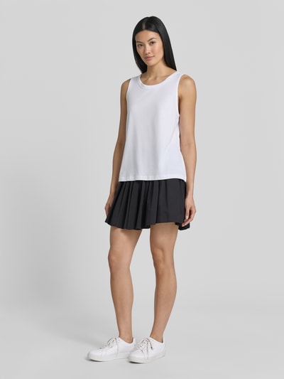 Frauenmodel trägt weißes Regular Fit Trägertop aus Baumwoll-Mix von s.Oliver RED LABEL, kombiniert mit dunklem Rock, Ganzkörperansicht von vorne.
