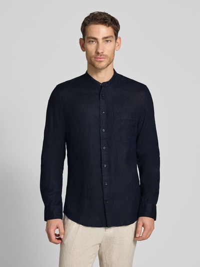 Männermodel trägt Herren Slim Fit Leinenhemd mit Stehkragen Modell 'Mandarin' von SEIDENSTICKER in Dunkelblau, langärmelig, Brusttasche, durchgängige Knopfleiste, glatte Textur, Ganzkörperansicht von vorne, Rückenlänge 75 cm, Schulterbreite 39 cm, Ärmellänge 66 cm.
