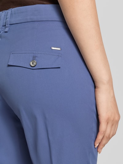 Frauenmodel trägt Regular Fit Hose aus Baumwoll-Mix Modell 'MARA S' von Brax, Optik: Unifarben, Detailaufnahme Gesäßtasche.