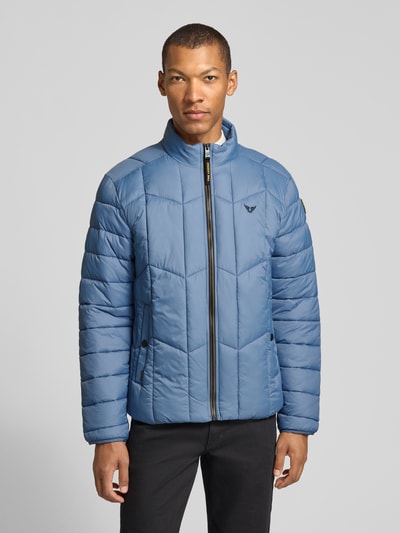 Mannelijk model draagt lichtblauw gewatteerd jack met opstaande kraag en ritssluiting Model 'YET MENTOR' van PME Legend, regular fit, labelstitching, ruglengte bij maat M 70 cm, schouderbreedte 43 cm, borstwijdte 57 cm, mouwlengte 76 cm, voorkant volledige lichaamsperspectief.