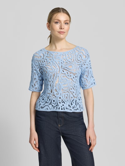 Modelka kobieca nosi Strickshirts aus Häkelspitze Modell 'Cornelly' od monari, czysty wiskozowy materiał, krój regular fit, okrągły dekolt, jasnoniebieski, tekstura ażurowej koronki, długość tyłu 49 cm, długość rękawa 22 cm, widok całej sylwetki z przodu.