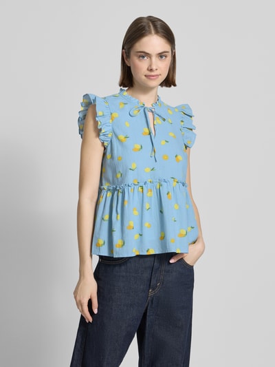 Frauenmodel trägt Regular Fit Schluppenbluse aus reiner Baumwolle Modell 'EMMA' von Pieces mit Optik:Allover-Muster, Volant-Kragen, Schößchen, V-Ausschnitt mit Schleifendetail, ohne Ärmel, Volants, Strukturstoff in Hellblau und Gelb, Ganzkörperansicht von vorne.
