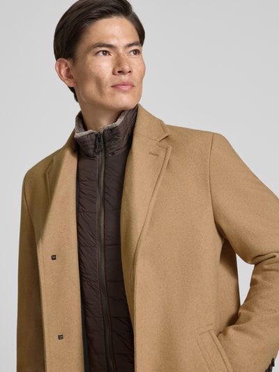 Männermodel trägt Regular Fit Mantel aus Woll-Mix von HECHTER PARIS in Camel mit Reverskragen, Nahaufnahme Oberkörper.