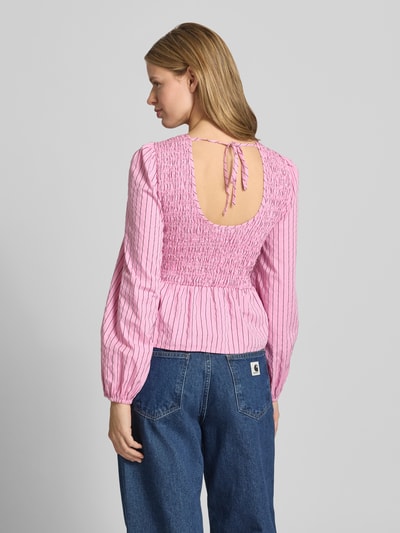 Frauenmodel trägt Slim Fit Bluse aus Baumwoll-Mix von Marc O'Polo Denim mit Optik:Allover-Muster, Rundhals, Langarm, Crinkle-Design, Ganzkörperansicht Rückansicht.