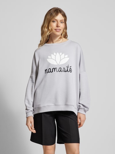 miss goodlife Sweatshirt mit Statement-Print Modell 'Double namaste' Mittelgrau 4