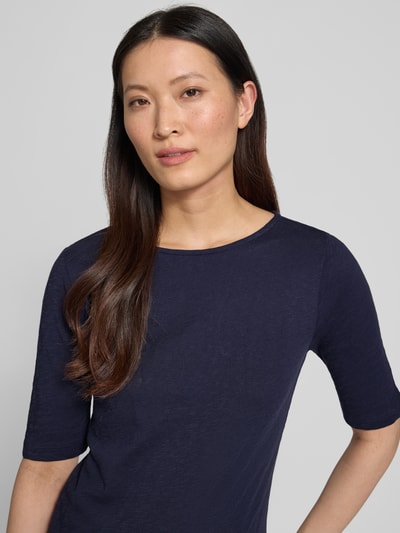 Kobiece modelka nosi damski t-shirt z dekoltem w łódkę od Christian Berg Woman, bawełna, krój regular fit, melanż, długość tyłu 58 cm, zbliżenie na górną część ciała.