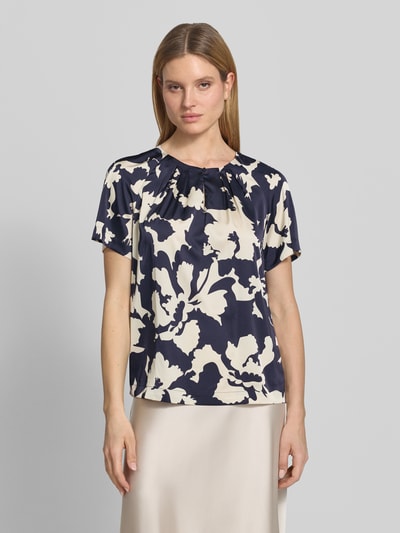 Frauenmodel trägt Blusenshirt im Allover-Look von Comma aus Material-Mix mit Stretch-Anteil, Regular-Fit, Schlüsselloch-Ausschnitt, Nahaufnahme Oberkörper.