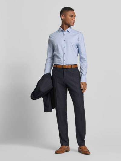 Mannenmodel draagt Super Slim Fit Business-Hemd met Kentkraag van OLYMP No. Six, lichtblauw, katoen-mix met stretch, knoopsluiting, volledige lichaamsvooraanzicht.