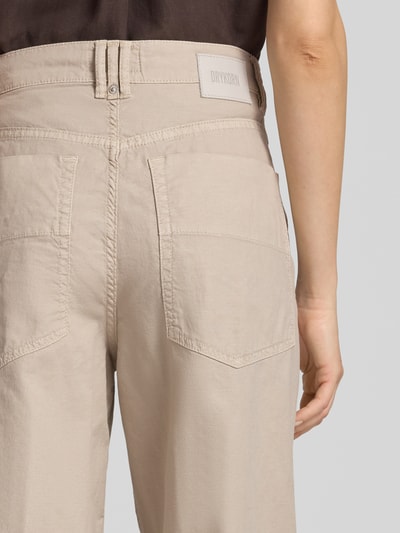 Männermodel trägt Barrel Fit Jeans mit nakładane kieszenie Model 'DERIVE' von DRYKORN, mieszanka bawełny i lnu, detailaufnahme Rückansicht, Szerokość w rozmiarze 27/34: 39 cm, Długość wewnętrzna nogawki: 64 cm.