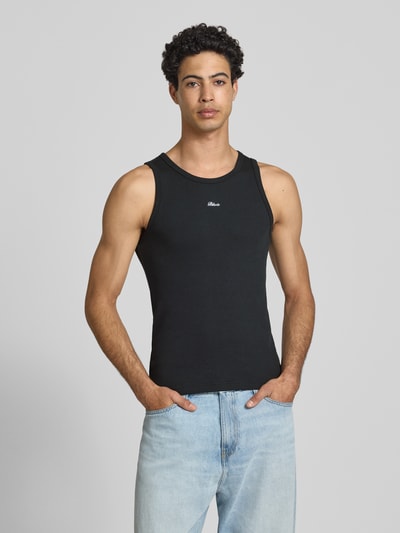 Männermodel trägt Tanktop in Ripp-Optik mit Label-Stitching van BLKVIS, mix van katoen en elastaan, slim fit, ruglengte maat M 63 cm. Ganzkörperansicht van voren.