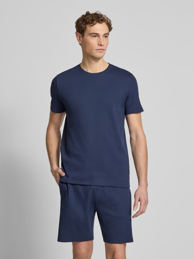 Männermodel trägt Regular Fit T-Shirt mit Strukturmuster von Christian Berg Men in Dunkelblau, Baumwoll-Mix, Rundhalsausschnitt, Ganzkörperansicht von vorne. Rückenlänge bei Größe M: 70 cm.