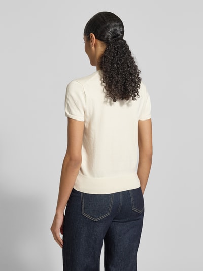 Frauenmodel trägt Regular Fit Kurzarmpullover aus Baumwoll-Mix von Polo Ralph Lauren in Creme mit Logo-Stitching, Rundhalsausschnitt und elastischen Ärmelabschlüssen, Ganzkörperansicht Rückansicht.