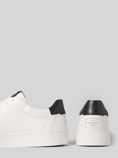 Produktfoto, Sneaker aus echtem Leder Modell 'Julien' von Gant in Weiß mit schwarzem Akzent, abgerundete Passform, Logo-Prägung, profilierte Sohle
