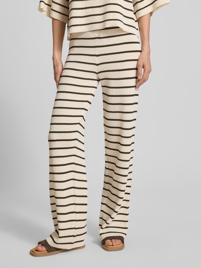 Frauenmodel trägt Wide Leg Hose aus Viskose-Mix Modell 'NURIA' von VILLA SOPHIE, Optik:Allover-Muster, Nahaufnahme Unterkörper.