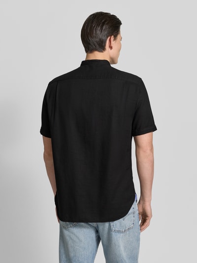 Männermodel trägt Regular Fit Freizeithemd mit Brusttasche von Christian Berg Men in Schwarz aus Reine Baumwolle, Rückenansicht, Ganzkörperansicht Rückansicht
