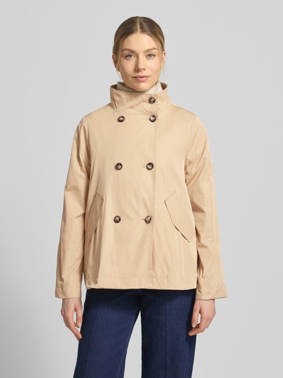 Frauenmodel trägt Jacke mit Stehkragen Modell 'CIJOLINI' von CINQUE, Regular-Fit, Zweireiher, Pattentaschen, beige, Ganzkörperansicht von vorne. Rückenlänge bei Größe 36: 63 cm, Schulterbreite bei Größe 36: 38 cm, Brustweite bei Größe 36: 52 cm, Ärmellänge bei Größe 36: 62 cm.