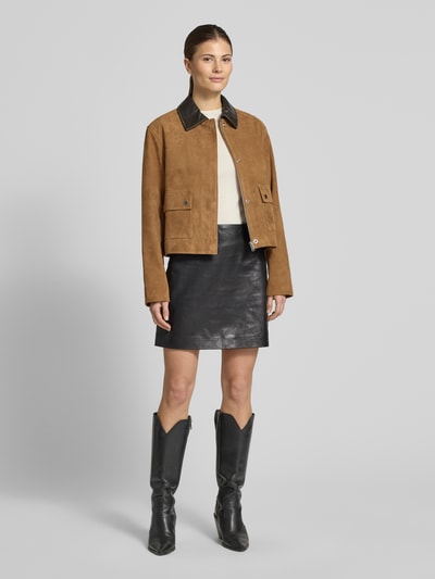 Vrouwenmodel draagt Veloursjacke mit Lederkontrastkragen van Jake*s casual in bruin met zwart, regular fit, contrastkraag, pattentas, velours textuur, dames, geheellichaamsvooraanzicht.