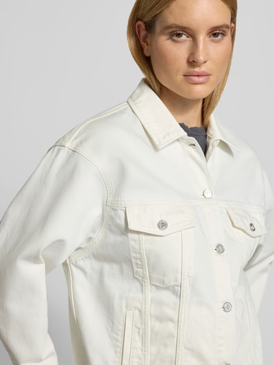 Frauenmodel trägt Regular Fit Jacke mit Umlegekragen von Anine Bing in Reine Baumwolle, durchgängige Knopfleiste, Eingriff- und Brusttaschen, Nahaufnahme Oberkörper.
