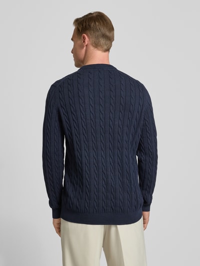 Männermodel trägt Strickpullover mit gerippten Abschlüssen von Christian Berg Men in Dunkelblau, Regular-Fit, Reine Baumwolle, Rückenlänge 70 cm, Ärmellänge 70 cm, Ganzkörperansicht Rückansicht.
