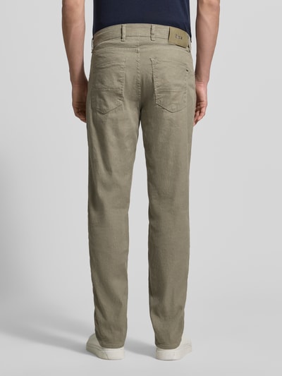 Männermodel trägt Regular Fit Stoffhose aus Baumwoll-Leinen-Mix Modell 'CADIZ' von Brax in Unifarben mit Label-Patch, 5-Pocket-Design, Ganzkörperansicht Rückansicht.