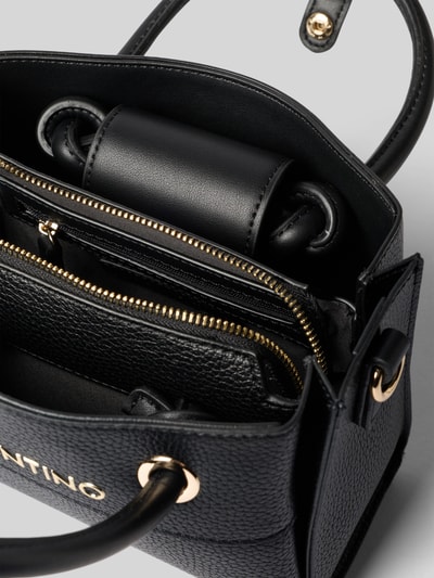 Produktfoto, schwarze Umhängetasche in Leder-Optik Modell 'ALEXIA' von Valentino Bags mit goldfarbener Prägung und Reißverschluss, Detailaufnahme.
