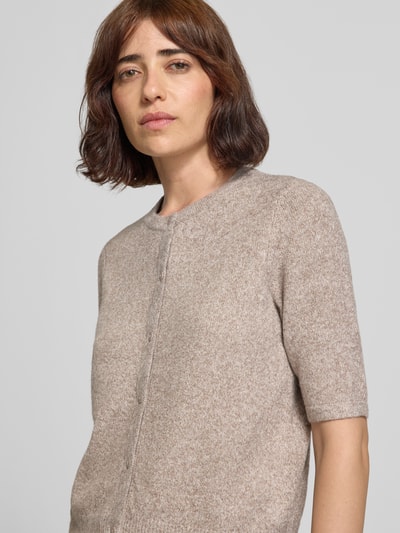 Vrouwenmodel draagt regular fit gebreid jack met korte mouw model 'VMDOFFY' van VERO MODA voor dames, close-up bovenlichaam