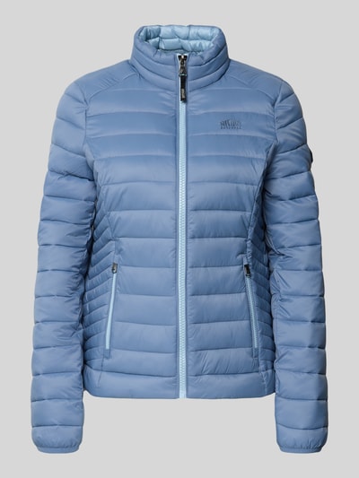 Frauenmodel trägt Steppjacke mit Logo-Stitching Modell 'FUJI' von Superdry in Hellblau, wałkowana faktura, prosty krój, stójka, zamek błyskawiczny, boczne kieszenie zapinane na zamek błyskawiczny, długość tyłu w rozmiarze S: 62 cm, szerokość ramion w rozmiarze S: 40 cm, szerokość klatki piersiowej w rozmiarze S: 50 cm, długość rękawów w rozmiarze S: 69 cm, Ganzkörperansicht von vorne