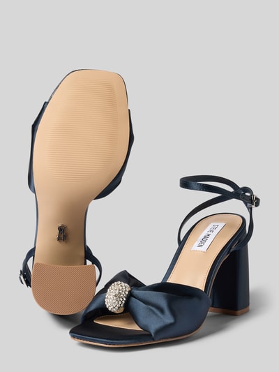 Produktfoto, Sandaletten mit Blockabsatz Modell 'Meladi' von Steve Madden in Dunkelblau mit Strasssteinbesatz, offene Ferse, abgerundete Passform, Absatzhöhe 10 cm bei Größe 40