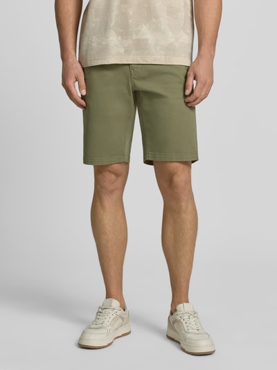 Männermodel trägt Shorts mit Eingrifftaschen von PME Legend aus Baumwoll-Elasthan-Mix in Oliv, Regular-Fit, Ganzkörperansicht von vorne.