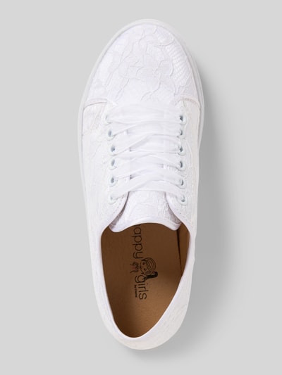 Produktfoto, białe Schnürschuhe mit strukturierter Sohle von Happy Girls, zaokrąglony nosek, sznurowanie, tłoczona faktura, widok z góry, kontekst: wysokość obcasa 2 cm, wysokość cholewki 4 cm, szerokość cholewki 5 cm dla rozmiaru 31.