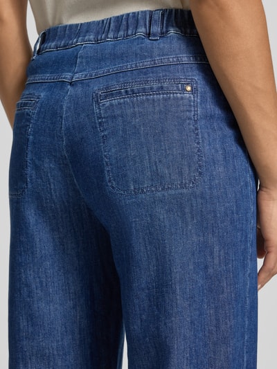 Frauenmodel trägt Regular Fit Culotte aus Baumwoll-Mix von Raphaela By Brax, unifarbenes Blau, Gesäßtaschen, Nahaufnahme Rückansicht.
