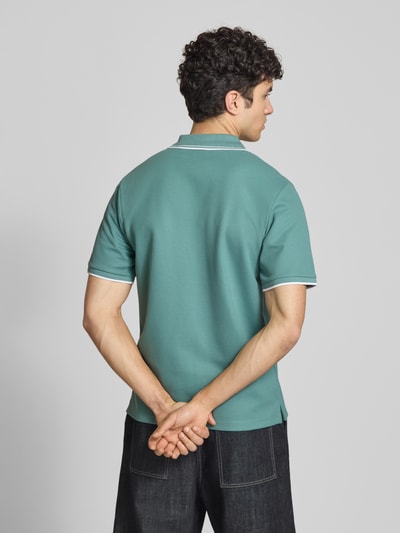 Männermodel trägt Regular Fit Poloshirt mit Strukturmuster Modell 'AUSTIN' von Jack & Jones, Material-Mix, Stitching, Knopfleiste, Rückenlänge 69 cm, Ganzkörperansicht Rückansicht.