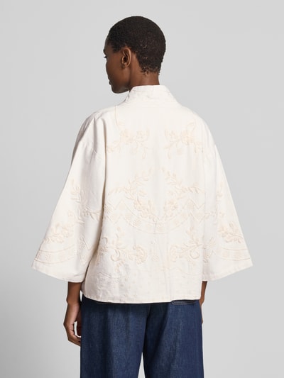 Frauenmodel trägt Jacke mit Stitchings Modell 'Rumi' von LOLLYS LAUNDRY aus reiner Baumwolle im Regular-Fit, creme, Rückenansicht.