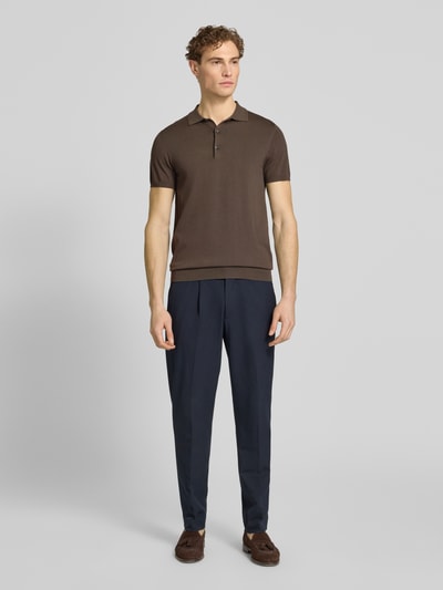 Männermodel trägt Slim Fit Poloshirt mit Knopfleiste von Profuomo, Lyocell-Mix mit Seiden-Anteil, Herren, Polokragen, Rückenlänge 69 cm, Ganzkörperansicht von vorne.