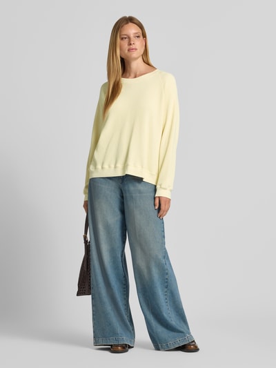 Vrouwenmodel draagt relaxed fit dames sweatshirt van American Vintage, puur katoen, structuurpatroon, ronde hals, Model 'USCOW', ruglengte bij maat XS/S 64 cm, geheel aanzicht van voren.